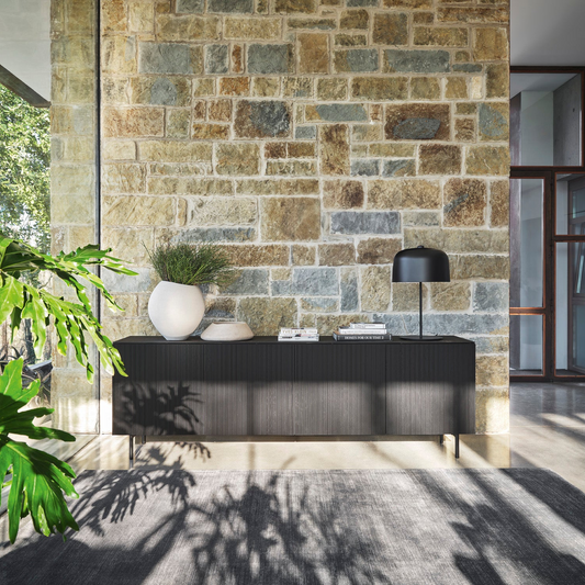 skjenk med flotte spiledører i en stue