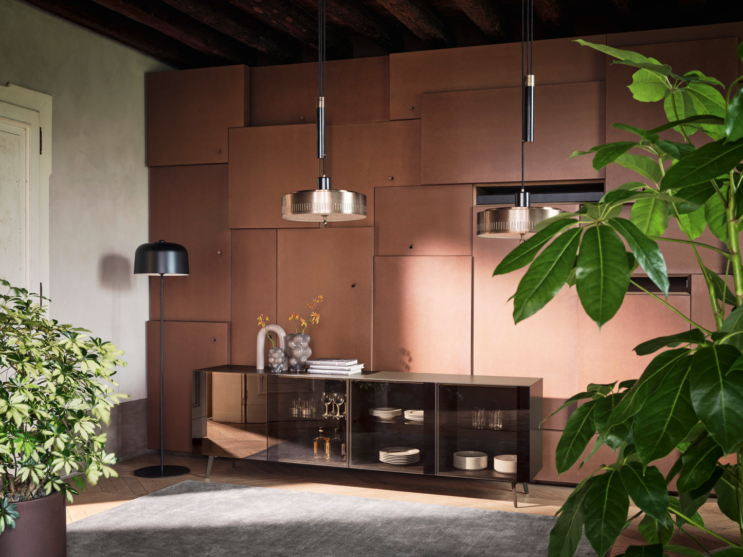 Nydelig sjenk med lassdører og glass hyller