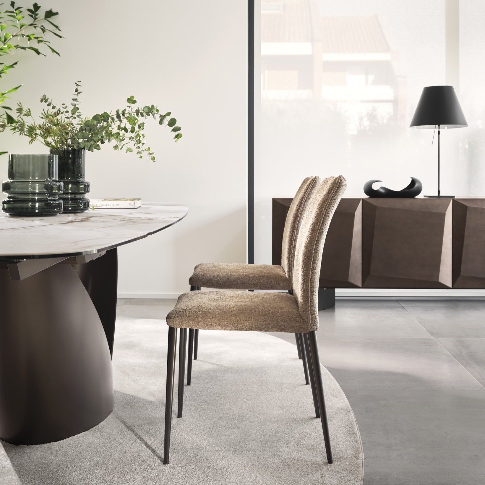 Fay spisestuestol med metallben, flexibel rygg. Nyhet, en del av kategorien spisestuestol - At Home Interiør