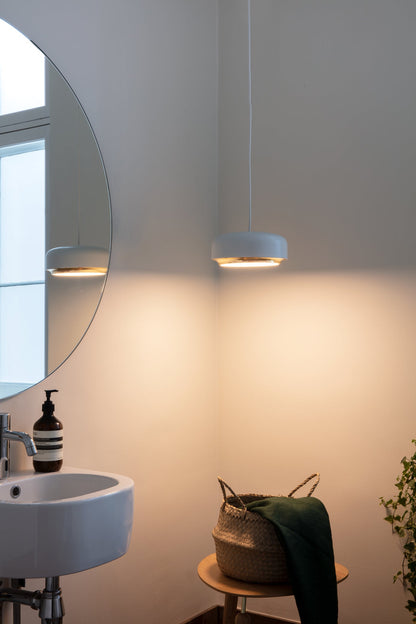 Hazel Pendel Lampe Sort eller Hvit i 2 størrelser, en del av kategorien Taklampe - At Home Interiør