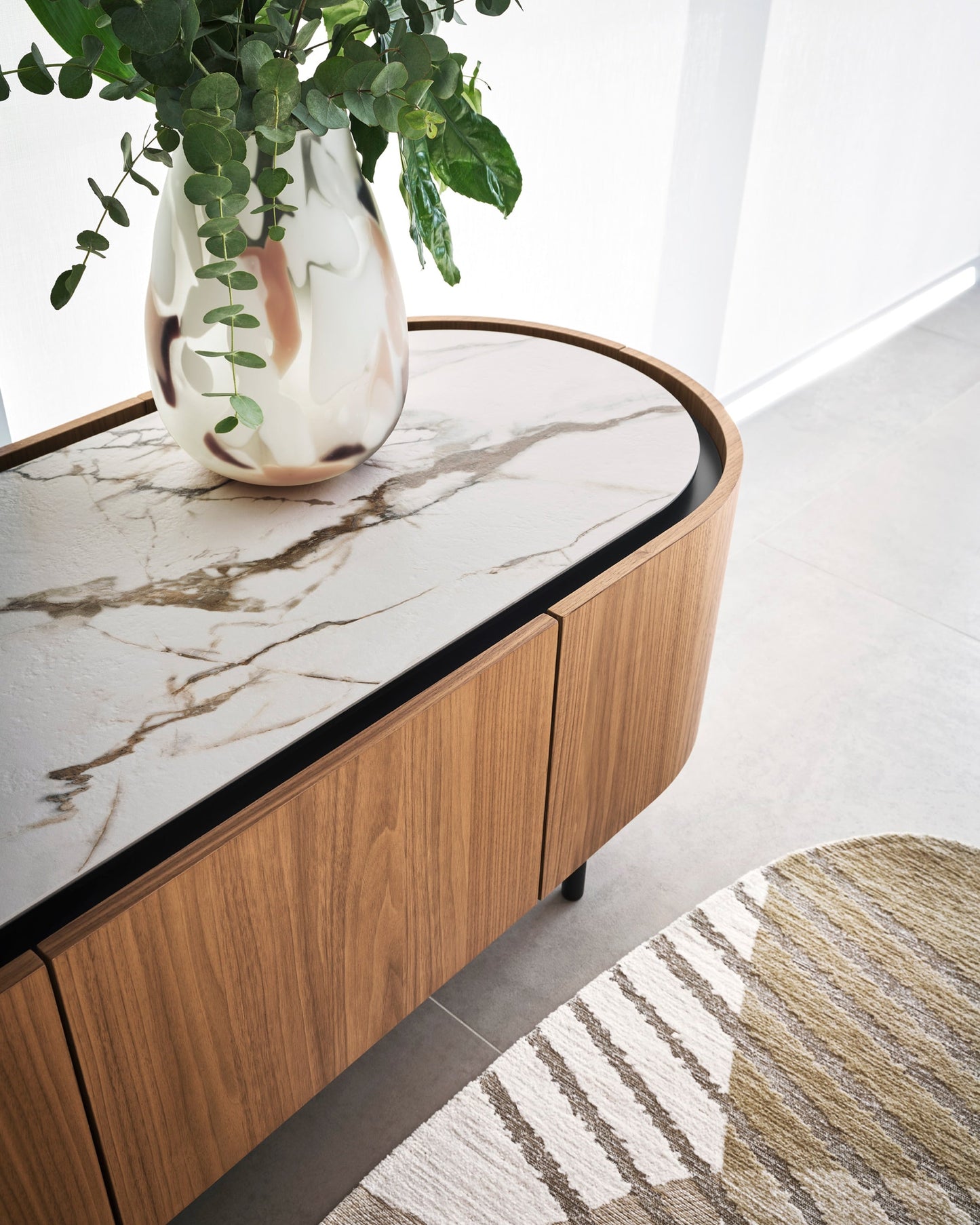 LAKE tvbenk 5 dører 225 cm, en del av kategorien skap - At Home Interiør