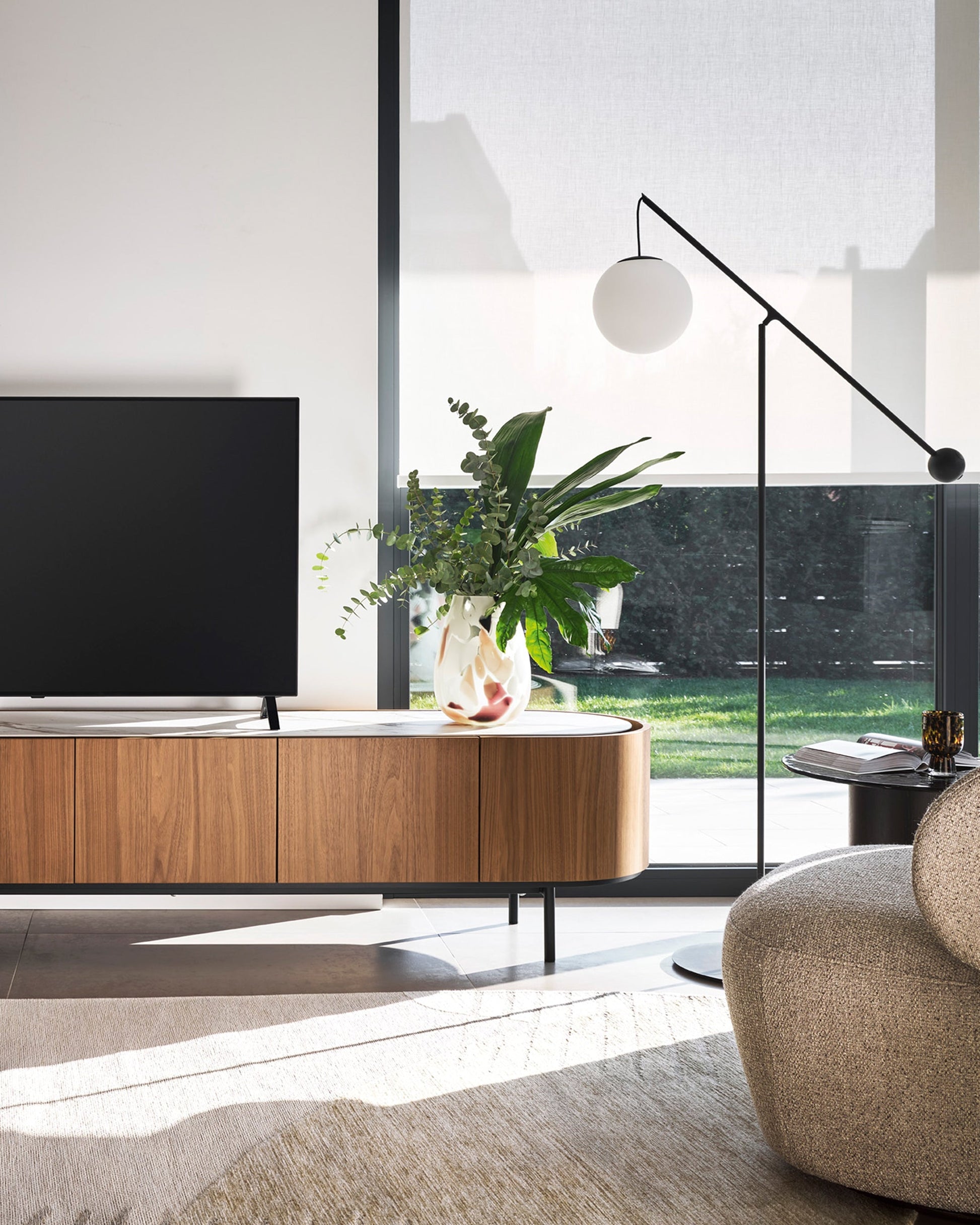 LAKE tvbenk 5 dører 225 cm, en del av kategorien skap - At Home Interiør