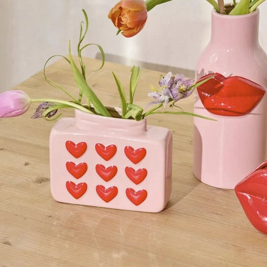 Liten rosa keramikkvase med røde hjerter – dopamin decor med sjarm, en del av kategorien Vase - At Home Interiør