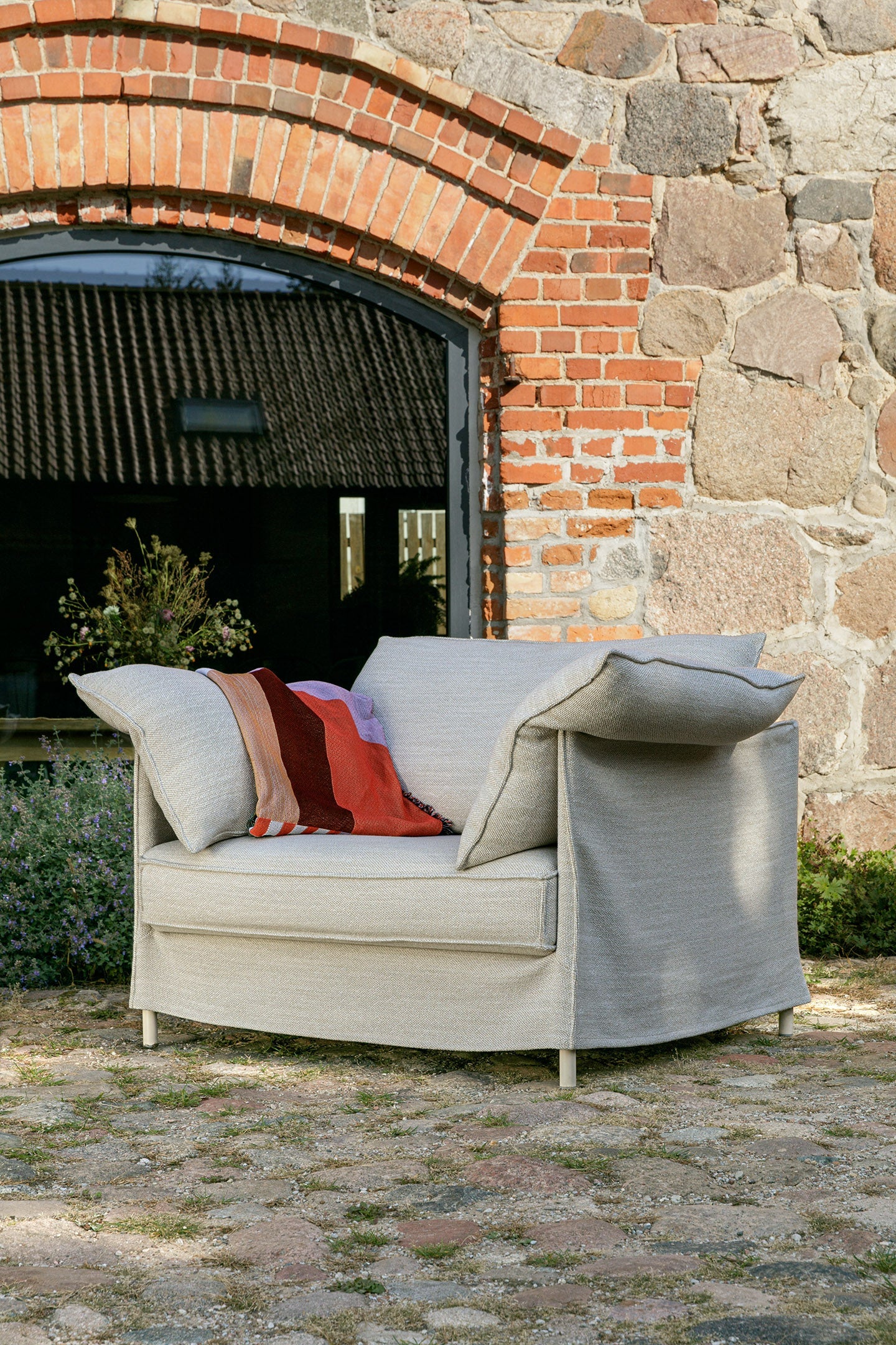 Lotus sofaserie – like fin ute som inne, en del av kategorien utendørs - At Home Interiør