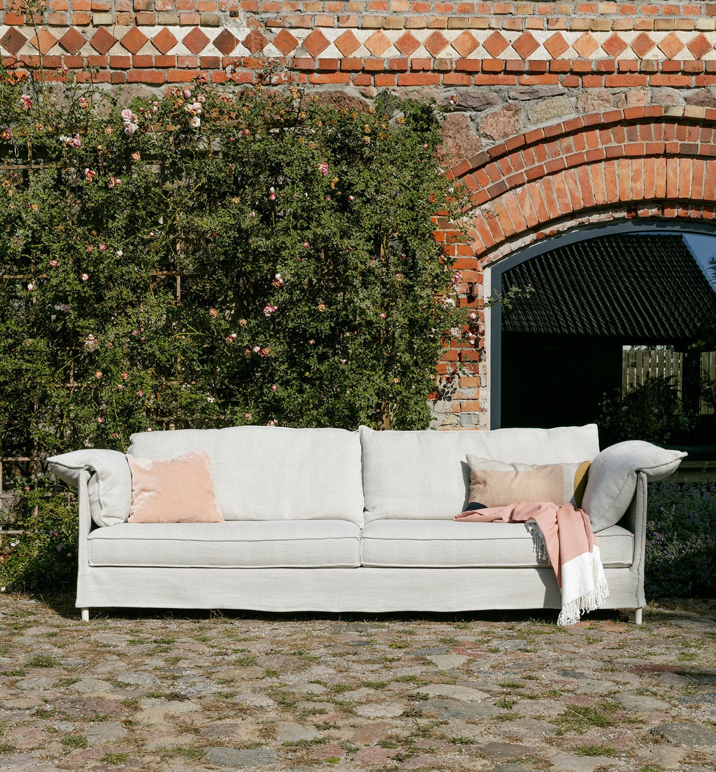 Lotus sofaserie – like fin ute som inne, en del av kategorien utendørs - At Home Interiør