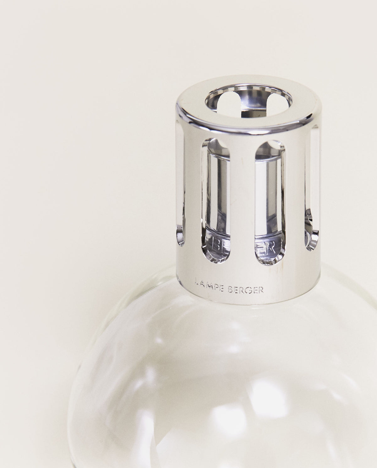 Maison Berger Essentielle rund – duftlampe gavesett – nærbilde av sølvfarget hette og glass