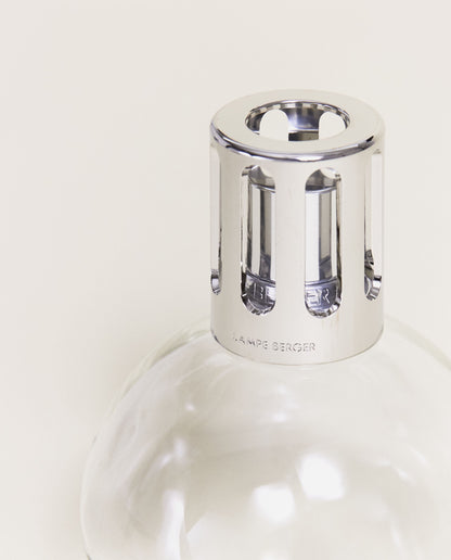 Maison Berger Essentielle rund – duftlampe gavesett – nærbilde av sølvfarget hette og glass