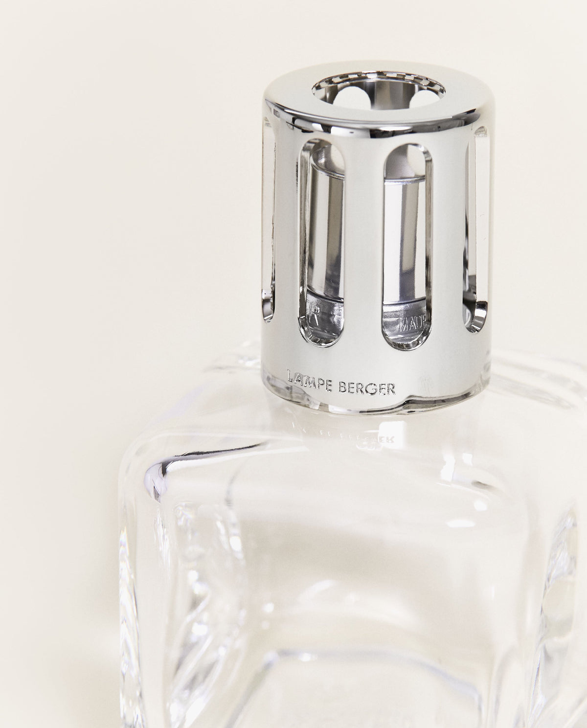 Maison Berger Glaçon duftlampe – transparent – nærbilde av glass og sølvfarget hette