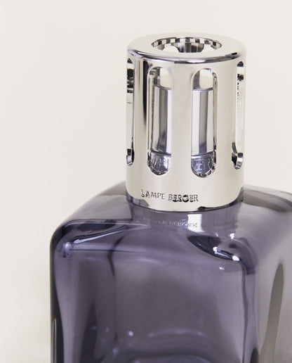 Maison Berger Glaçon duftlampe – grå – nærbilde av grått glass og sølvfarget hette