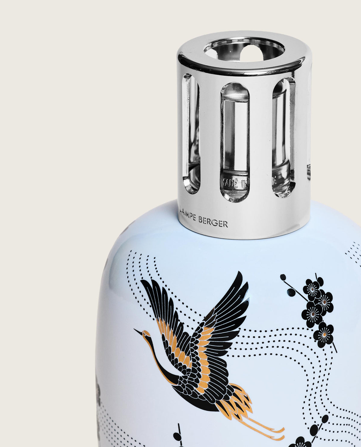 Maison Berger Sakura duftlampe – hvit porselen – nærbilde av fuglemotiv og sølvfarget hette