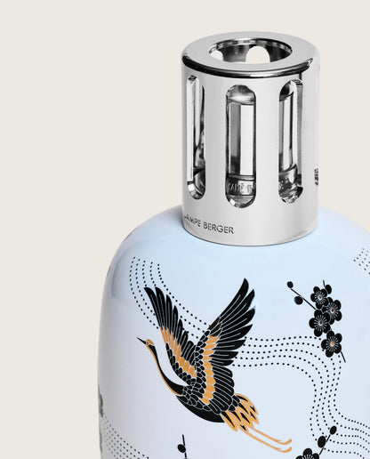 Maison Berger Sakura duftlampe – hvit porselen – nærbilde av fuglemotiv og sølvfarget hette