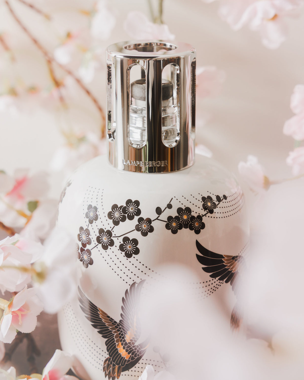 Maison Berger Sakura duftlampe – hvit porselen – hvit duftlampe i miljø med rosa blomster