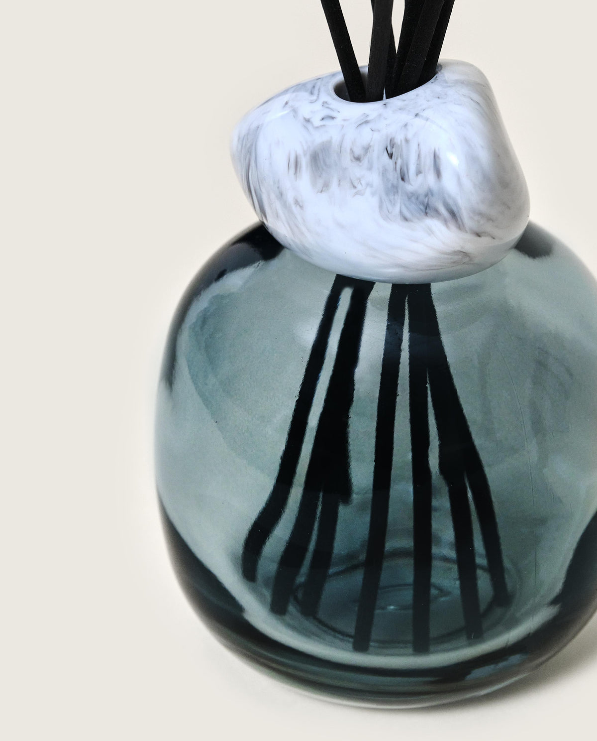 Maison Berger Minéral duftpinner – blå/hvit – nærbilde av blått glass og marmorert hvit krage