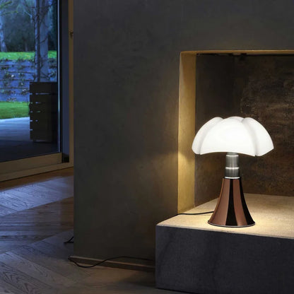 ikonisk bordlampe fra italienske martinelli luce, dette er mini pipistrello i bronze. For den design intresserte