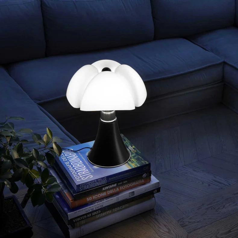 ikonisk bordlampe fra italienske martinelli luce, dette er mini pipistrello i sort
