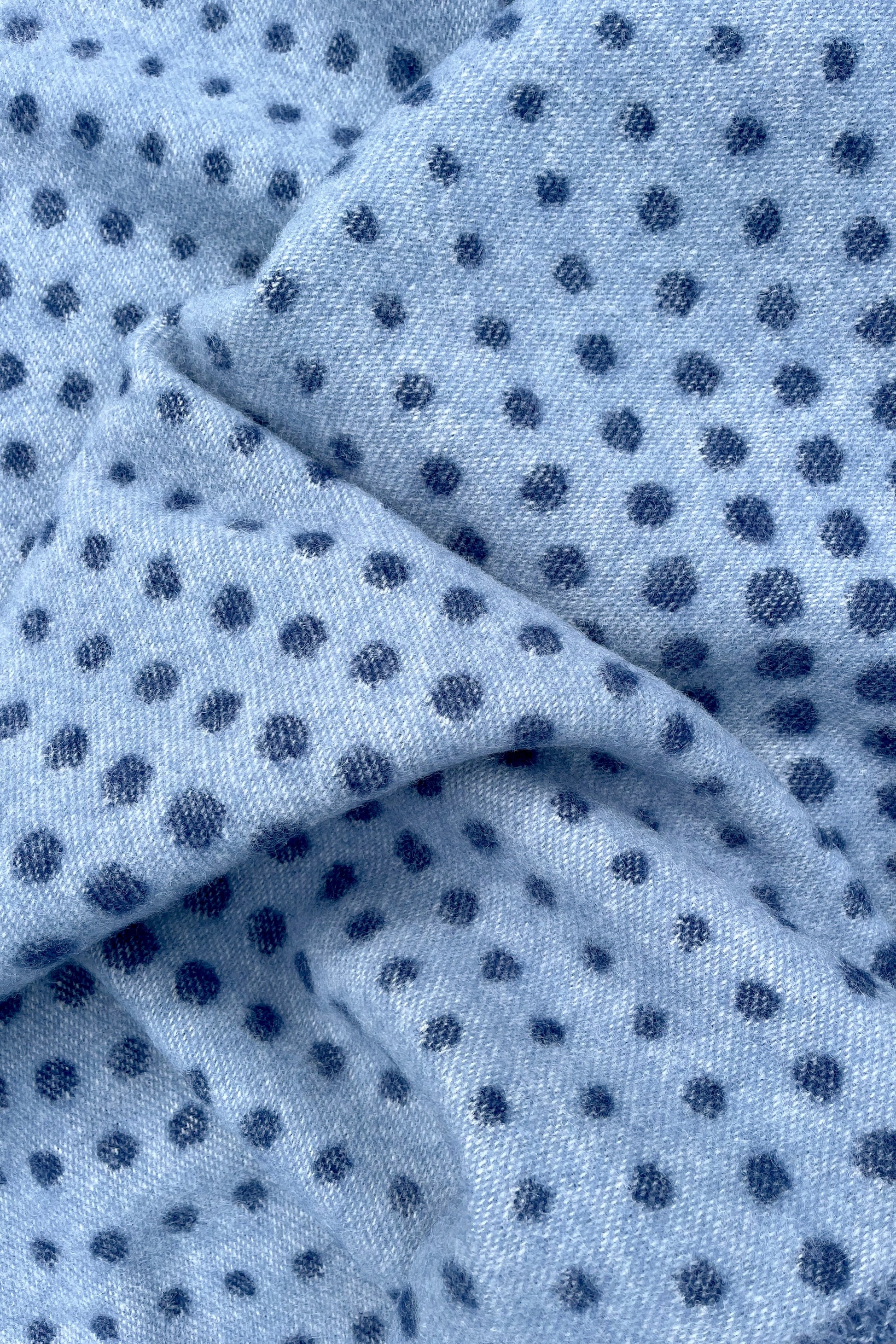 Moooi Blooming Seadragon Ullpledd_Denim Navy, en del av kategorien Pledd - At Home Interiør