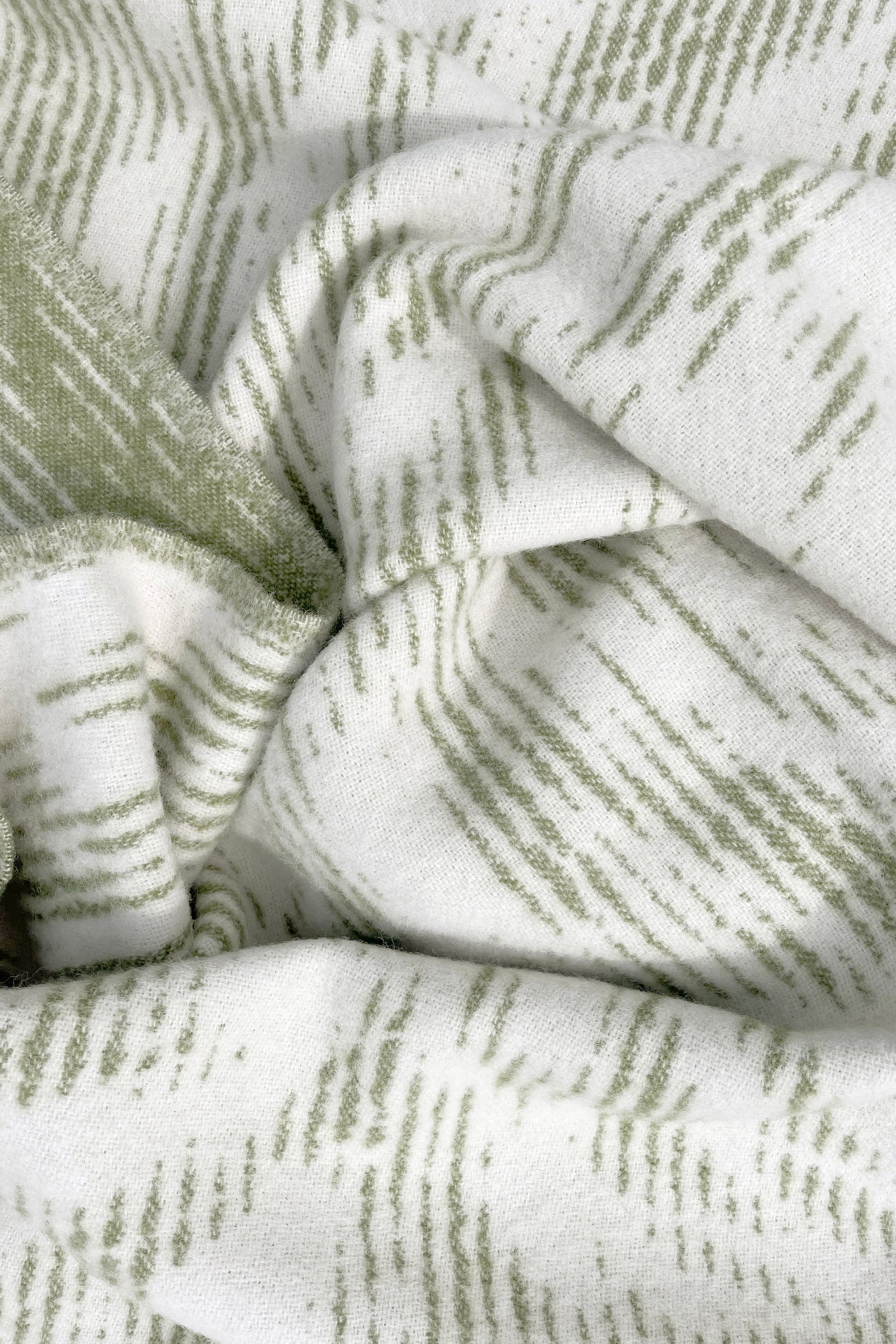 Moooi Blushing Sloth Olive cream Ullpledd, en del av kategorien Pledd - At Home Interiør