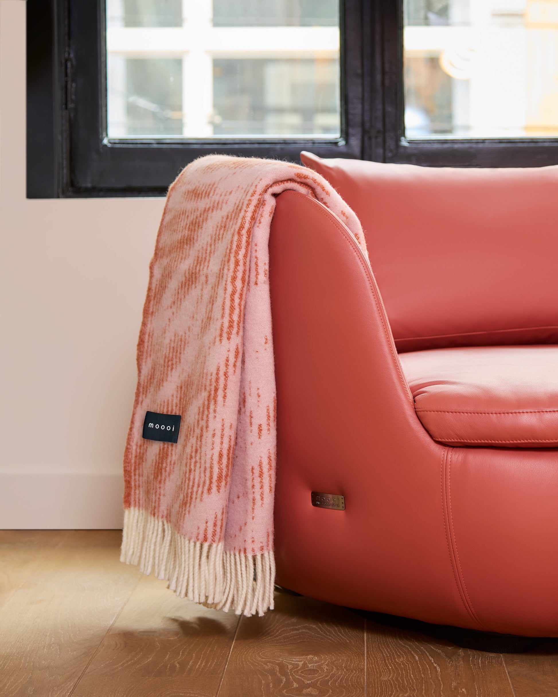 Moooi Blushing Sloth PinkRust Ullpledd, en del av kategorien Pledd - At Home Interiør