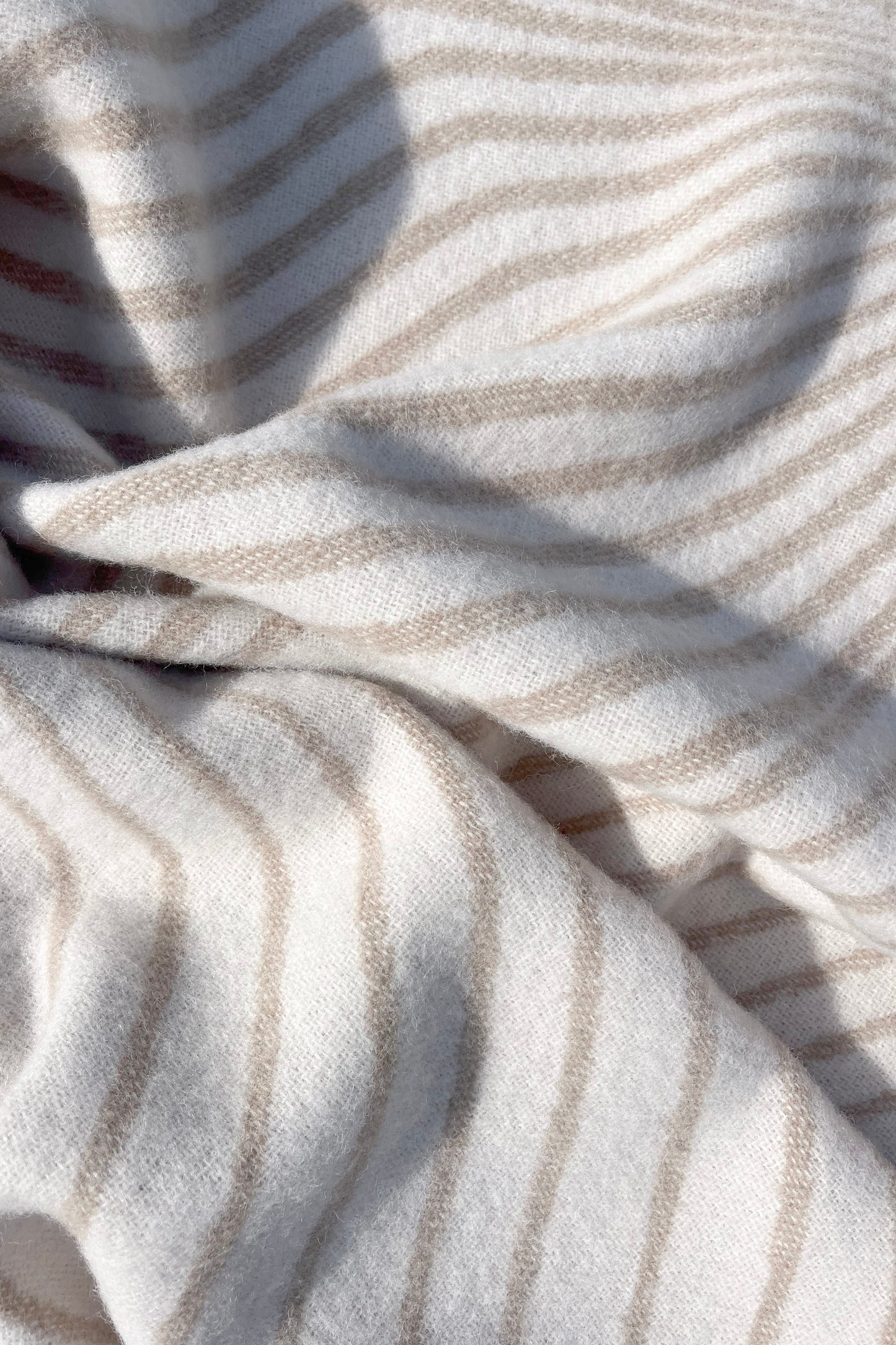 Moooi Techno Bee ullpledd Coffee Cream, en del av kategorien Pledd - At Home Interiør