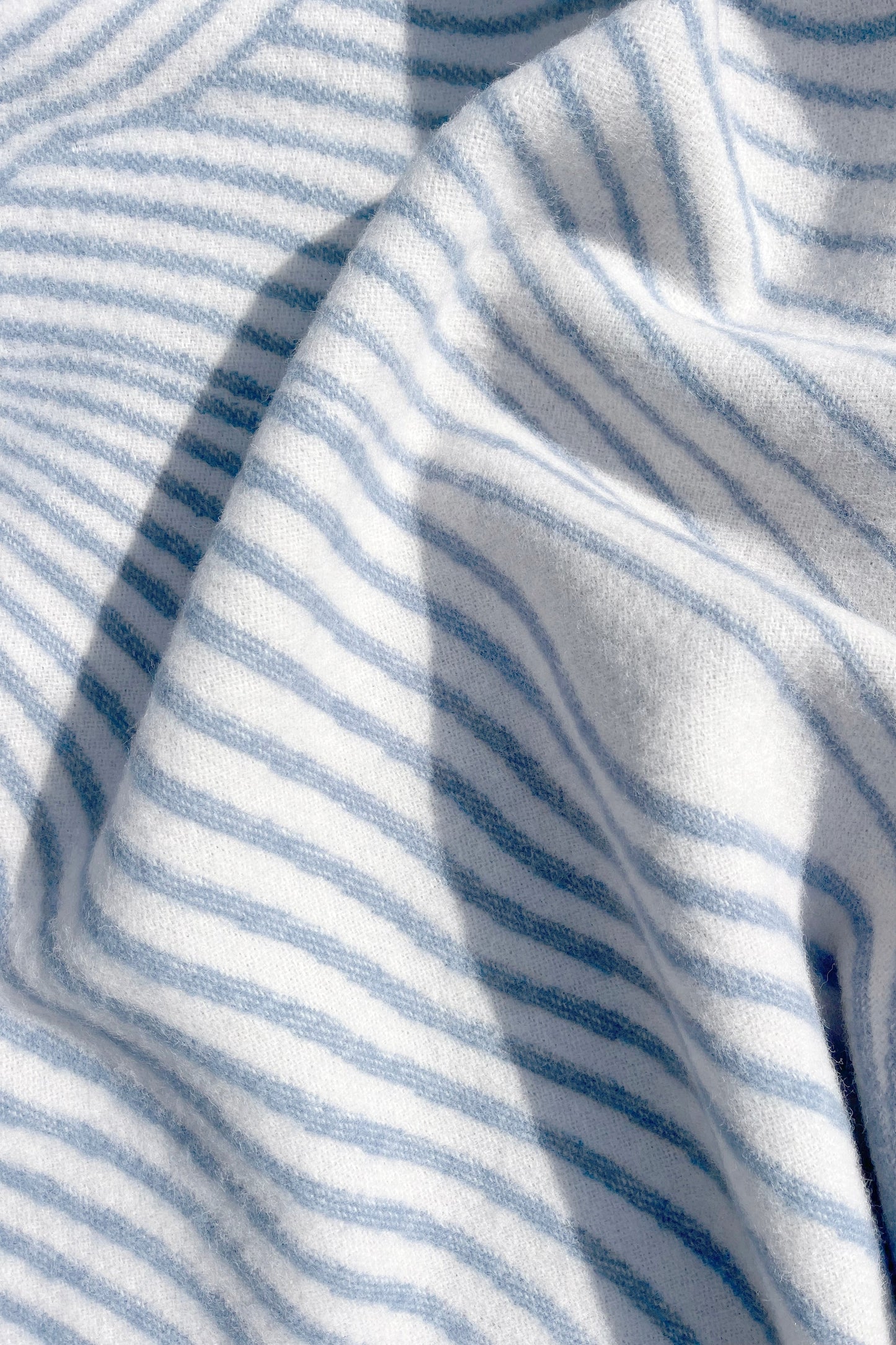 Moooi Techno Bee ullpledd Denim cream, en del av kategorien Pledd - At Home Interiør