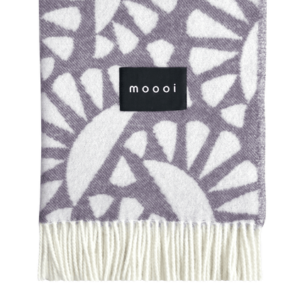 Moooi Woodblock Beetle Ullpledd Plum cream, en del av kategorien Pledd - At Home Interiør