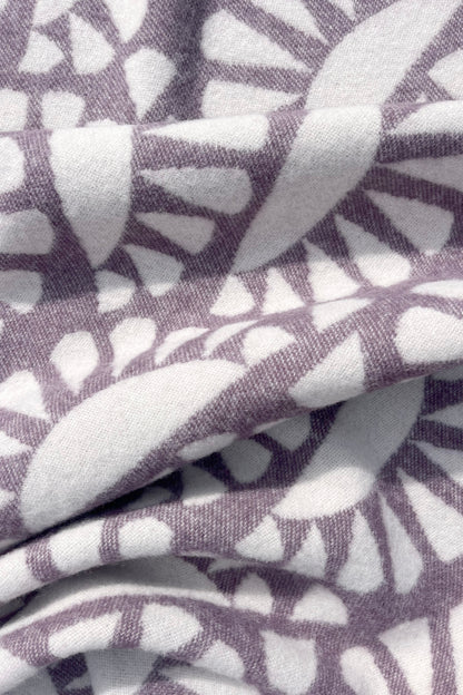 Moooi Woodblock Beetle Ullpledd Plum cream, en del av kategorien Pledd - At Home Interiør