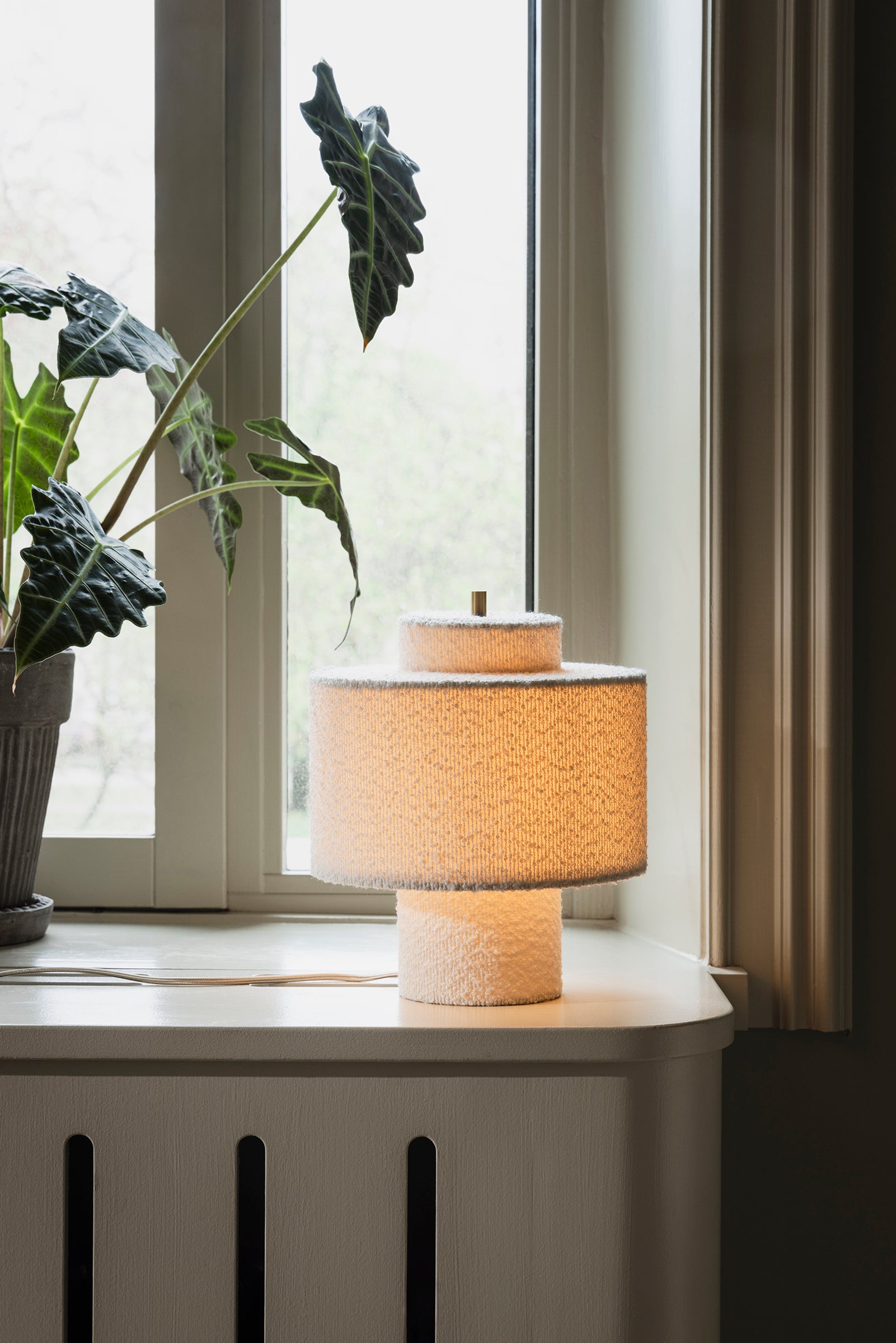 Noah 25 bordlampe i hvit bouclé fra Globen Lighting