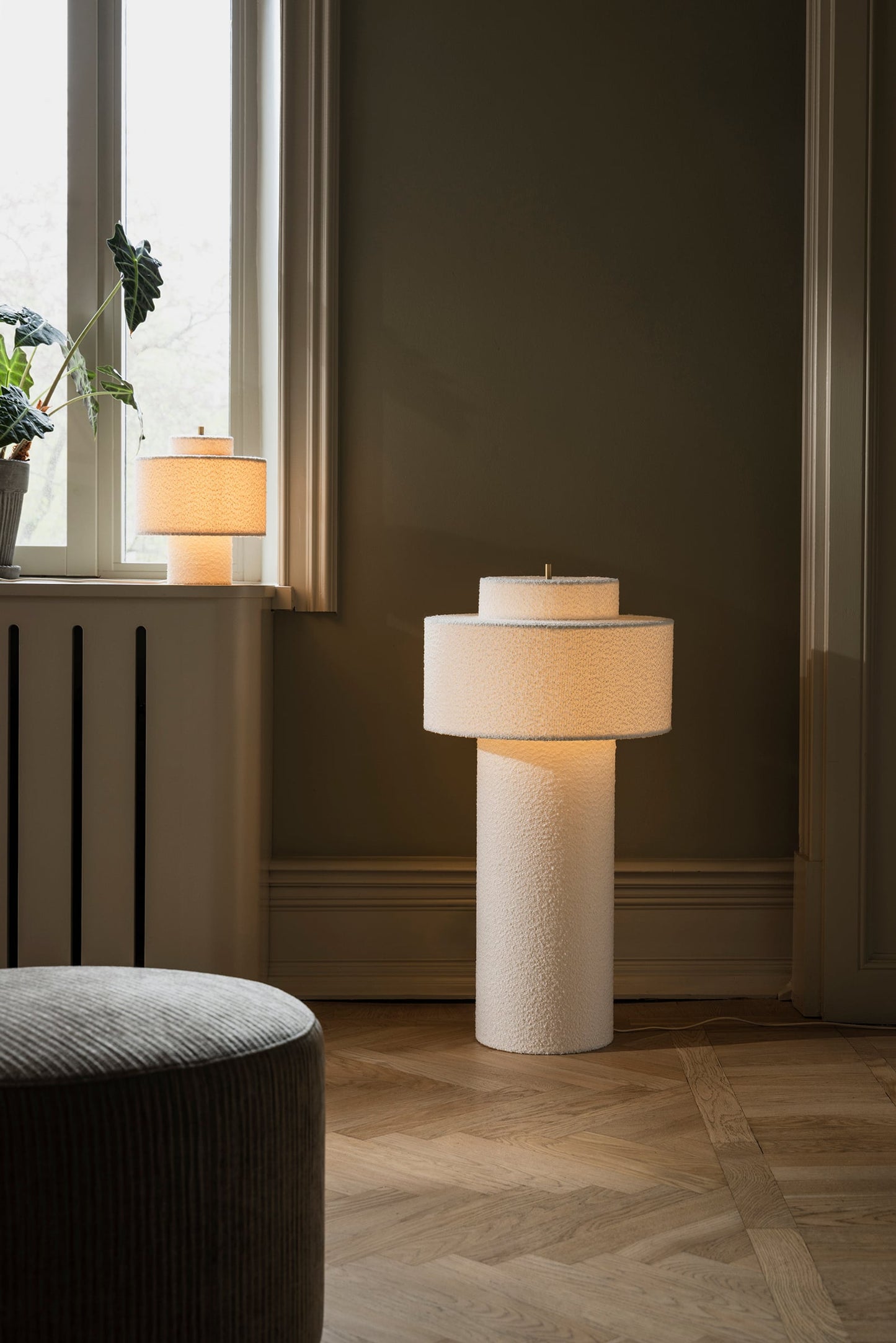 Noah 45 gulvlampe i hvit bouclé