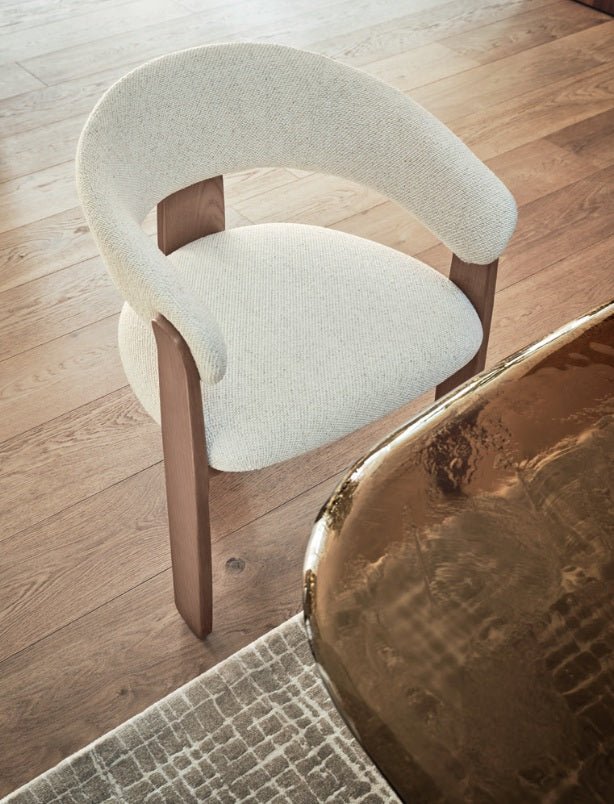 Nogu spisebord med glass topp 280. Nyhet 2026 ved sofaen – @HOME Oslo