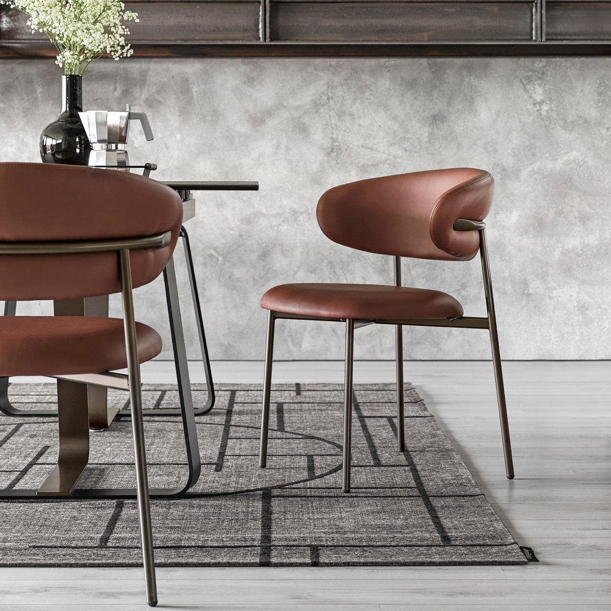 Oleandro spisestuestol i brunt skinn med metallben – @HOME Interiør Oslo