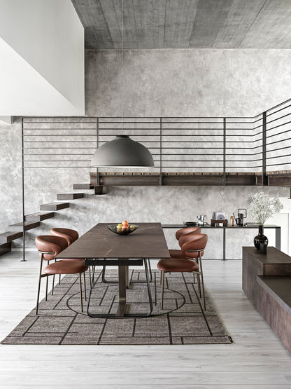 Spisestue med Sunshine spisebord og Oleandro stoler i brunt skinn – @HOME Oslo