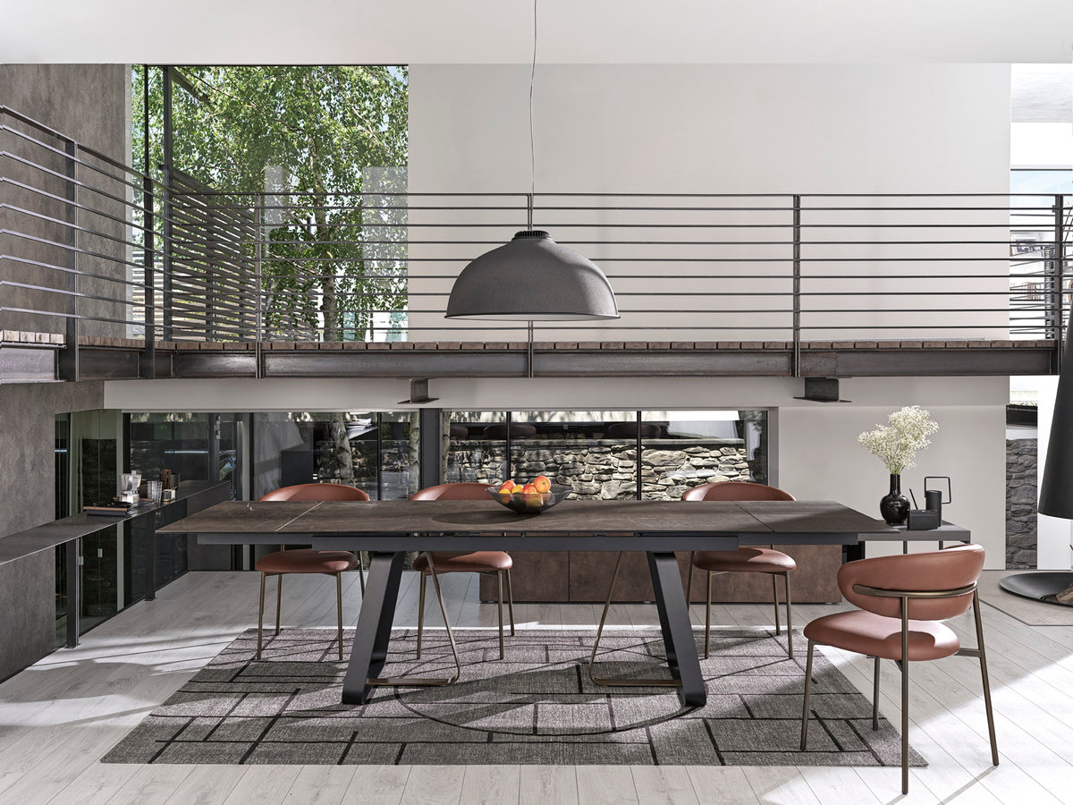 Oleandro skinnstoler med metallben rundt Sunshine spisebord