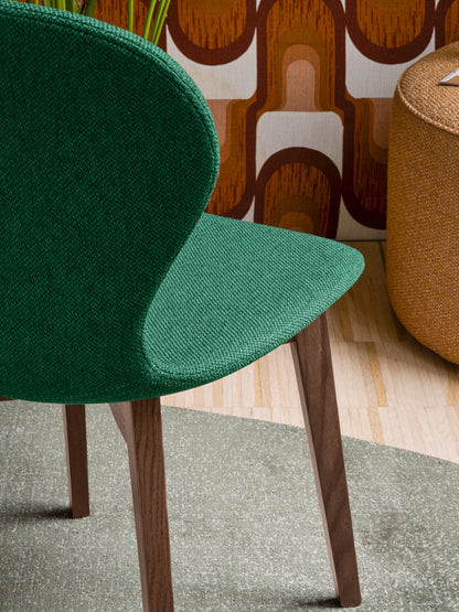 Detalj av Ops CB2352 spisestuestol med treben og Cros forest green tekstil – @HOME Oslo
