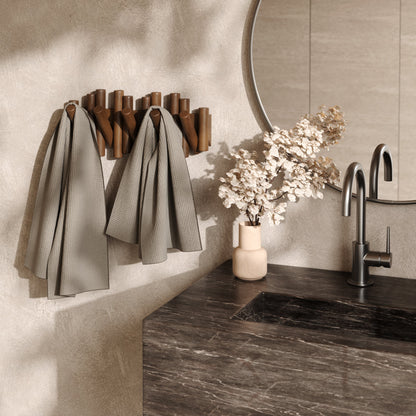 Picket knaggrekke walnut– funksjonelt design som også er veggkunst, en del av kategorien - At Home Interiør