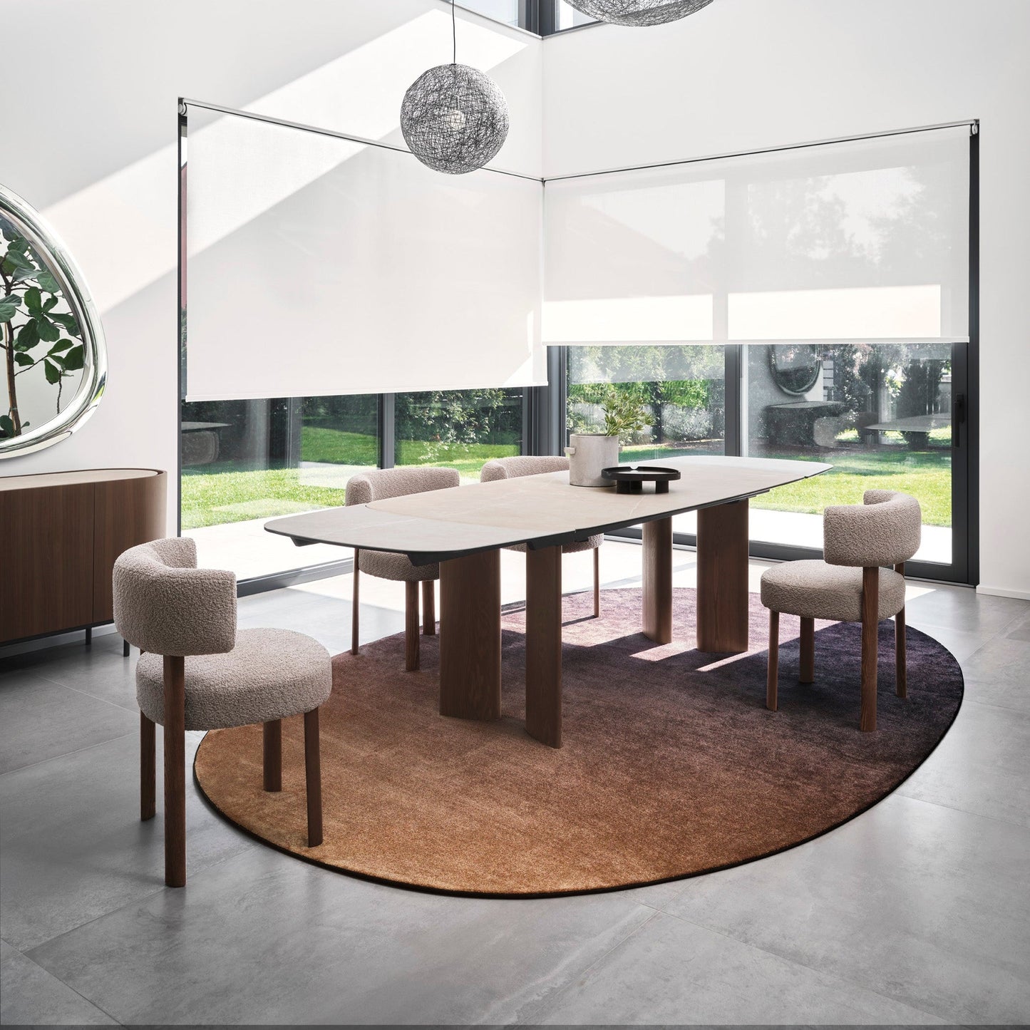 Sandy spisebord med utrekk i begge ender. Nyhet, en del av kategorien Spisebord - At Home Interiør