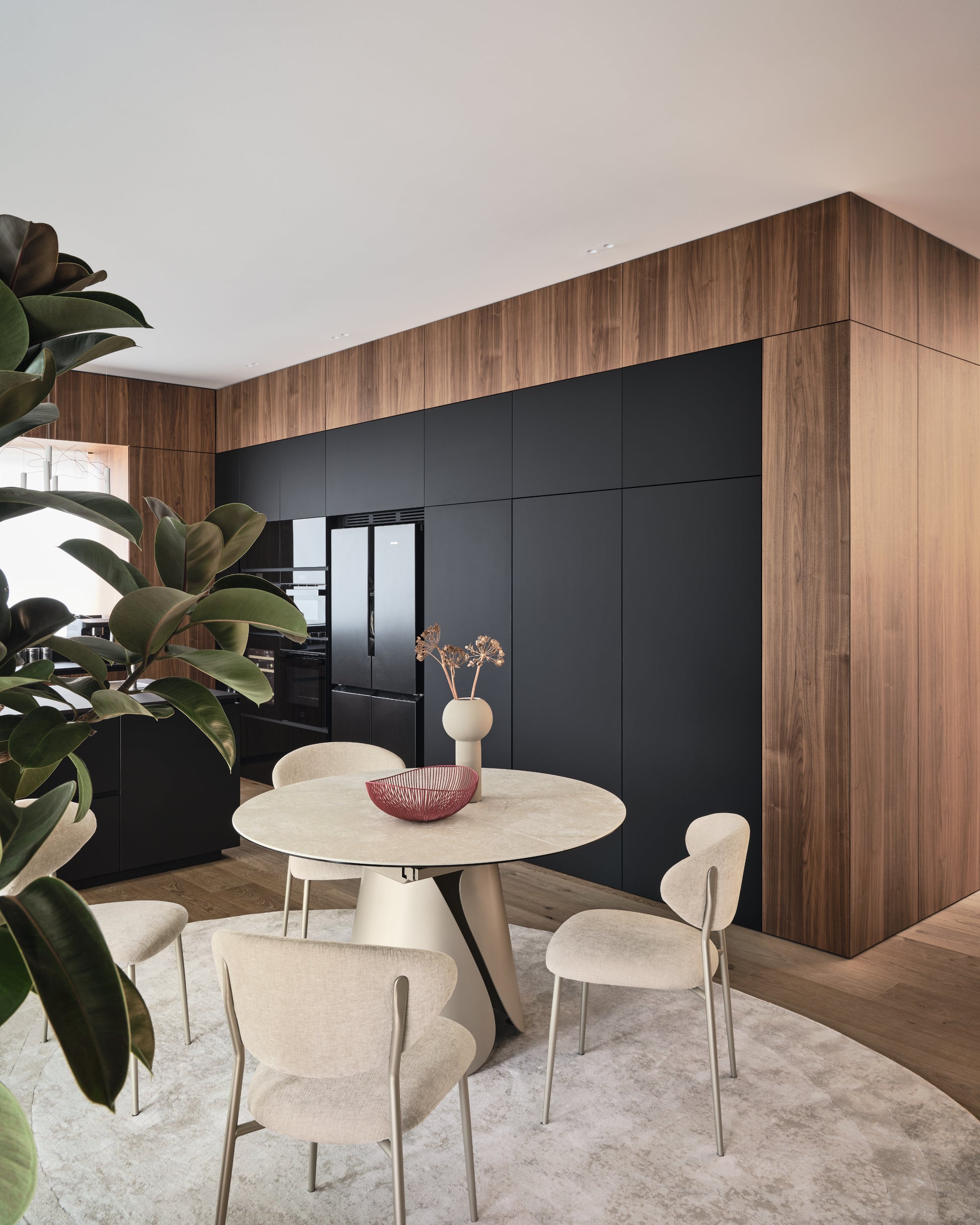 Tango spisebord med skulpturell metallbase