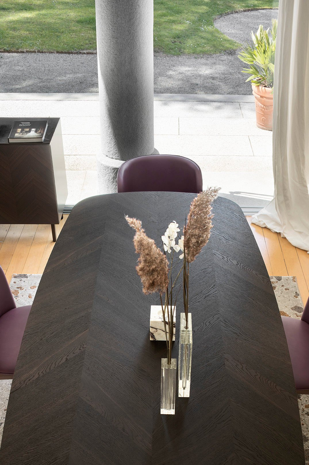 Abrey spisebord 200/250 Herringbone, en del av kategorien Spisebord - At Home Interiør